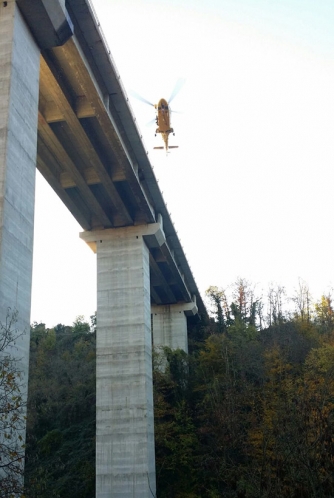 Vallerano - Il recupero della donna precipitata dal ponte