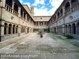Viterbo - Il chiostro della basilica della Quercia