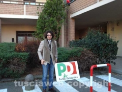 Dinelli davanti alla sede del Pd in via Polidori