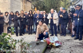 Sutri - Ricordo di David Sassoli - Elly Schlein porta i fiori sulla tomba