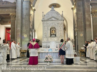 Patto d'amore Madonna della Quercia - Il vescovo Piazza e la sindaca Chiara Frontini