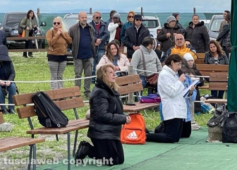 Madonna di Trevignano - La sedicente veggente Gisella Cardia in ginocchio
