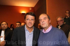 Matteo Renzi saluta il pubblico