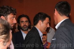 Matteo Renzi saluta il pubblico