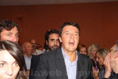 Matteo Renzi saluta il pubblico
