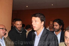 Matteo Renzi saluta il pubblico