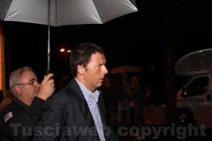 Renzi all\'uscita dalla sala