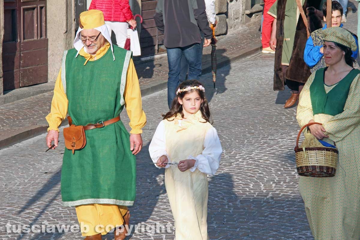 Viterbo - Il santissimo Salvatore tra le vie del centro