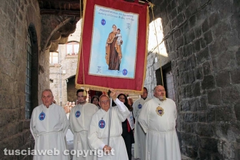 Viterbo - Il santissimo Salvatore tra le vie del centro
