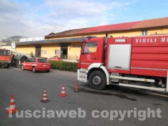 Supermercato di Tuscania in fiamme, pompieri al lavoro