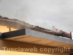 Supermercato di Tuscania in fiamme, pompieri al lavoro