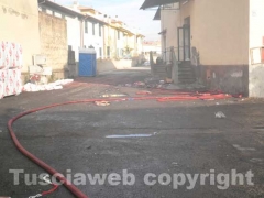 Supermercato di Tuscania in fiamme, pompieri al lavoro