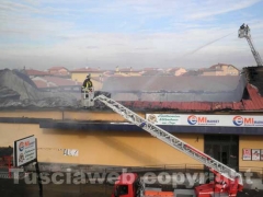 Supermercato di Tuscania in fiamme, pompieri al lavoro