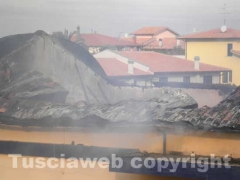 Supermercato di Tuscania in fiamme, pompieri al lavoro