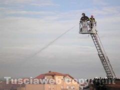 Supermercato di Tuscania in fiamme, pompieri al lavoro