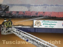 Supermercato di Tuscania in fiamme, pompieri al lavoro