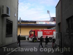 Supermercato di Tuscania in fiamme, pompieri al lavoro