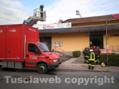 Supermercato di Tuscania in fiamme, pompieri al lavoro