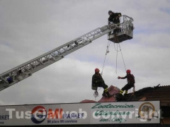 Supermercato di Tuscania in fiamme, pompieri al lavoro