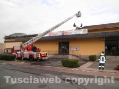 Supermercato di Tuscania in fiamme, pompieri al lavoro