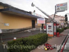 Supermercato di Tuscania in fiamme, pompieri al lavoro