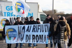 Il sit-in contro i rifiuti di Roma
