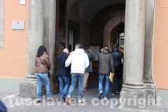 I rappresentanti sindacali dei lavoratori entrano in prefettura