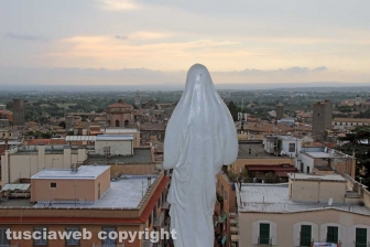 Viterbo - Il sole illumina la macchina di Santa Rosa