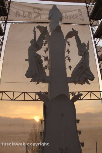 Viterbo - Il sole illumina la macchina di Santa Rosa
