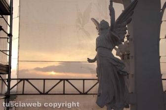 Viterbo - Il sole illumina la macchina di Santa Rosa