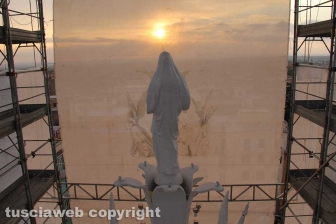 Viterbo - Il sole illumina la macchina di Santa Rosa
