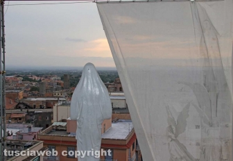 Viterbo - Il sole illumina la macchina di Santa Rosa