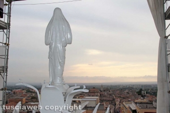 Viterbo - Il sole illumina la macchina di Santa Rosa