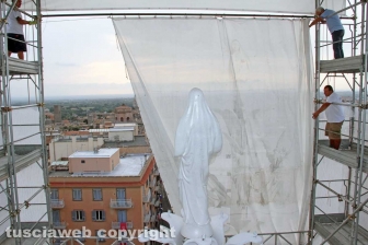 Viterbo - Il sole illumina la macchina di Santa Rosa