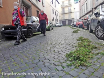 Viterbo - Il taglio dell'erba a via Vetulonia