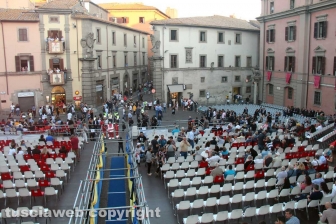 La tribuna di sedie sotto il Comune