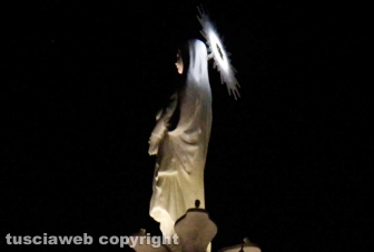 Gloria - Santa Rosa svetta in cima alla Macchina con la nuova aureola