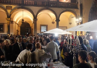 Santa Rosa - il rinfresco del dopo trasporto nel cortile interno del comune
