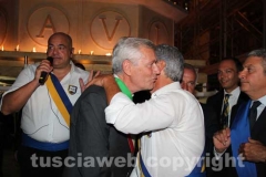 L\'abbraccio tra Mecarini e Michelini