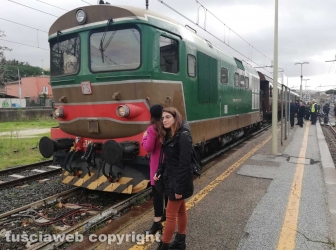 Il treno storico sfreccia per la città dei Papi