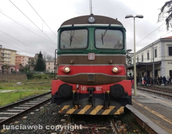 Il treno storico sfreccia per la città dei Papi
