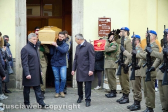 Il tricolore sul feretro di Mauro Marsiglioni