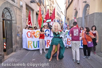 Viterbo - Il TusciaPride - La drag queen Priscilla, zia della manifestazione