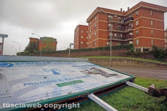 Viterbo - Cartellone caduto lungo la Tangenziale Ovest