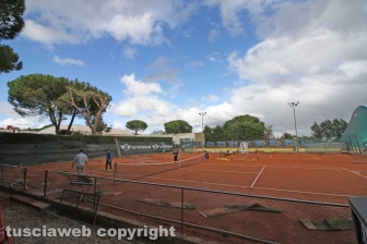 Maltempo - Viterbo - I campi da tennis danneggiati dalle raffiche di vento