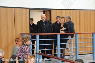 Viterbo - Il vescovo Lino Fumagalli in tribunale per la benedizione di Pasqua