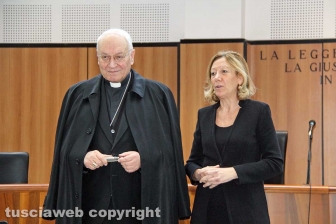 Viterbo - Il vescovo Lino Fumagalli in tribunale per la benedizione di Pasqua
