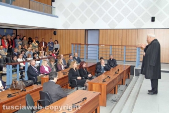 Viterbo - Il vescovo Lino Fumagalli in tribunale per la benedizione di Pasqua