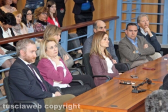 Viterbo - Il vescovo Lino Fumagalli in tribunale per la benedizione di Pasqua