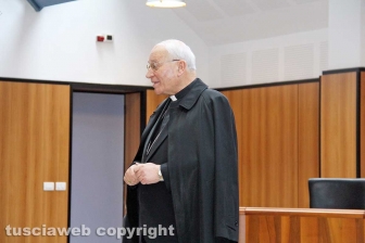 Viterbo - Il vescovo Lino Fumagalli in tribunale per la benedizione di Pasqua